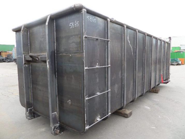 Hoge vloeistofdichte container met trap Hoge vloeistofdichte container met trap